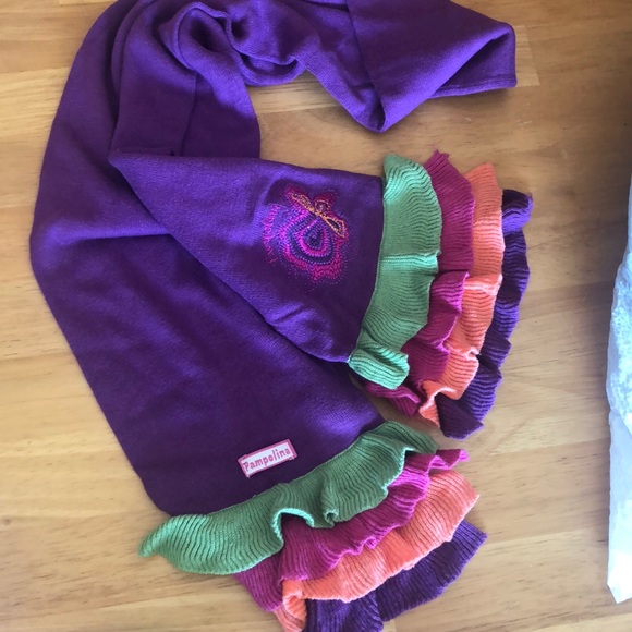 Girl’s ruffled scarf and matching hat - Picture 2 of 5